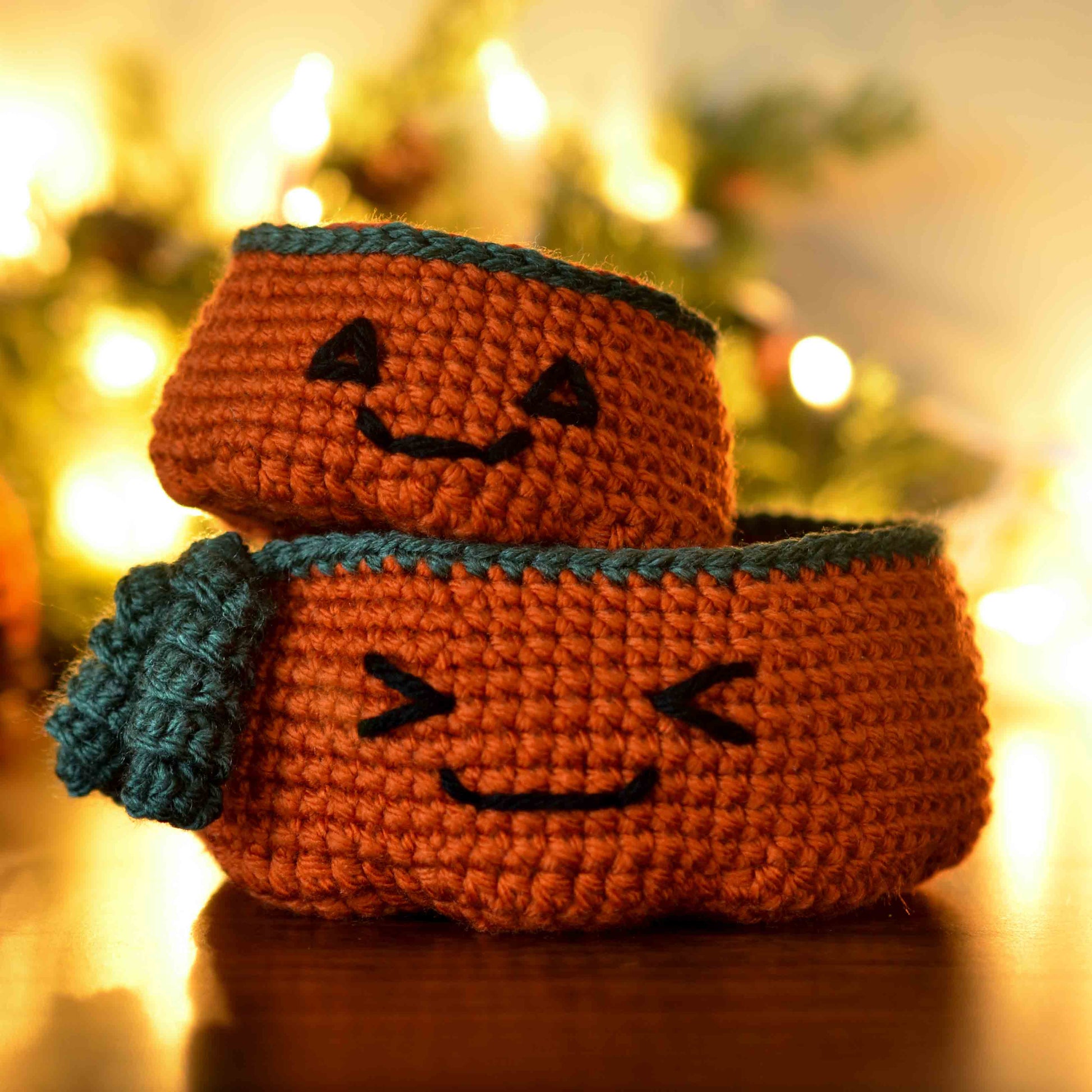 Crochet patterns for making two sizes of Halloween-themed pumpkin bowl. 