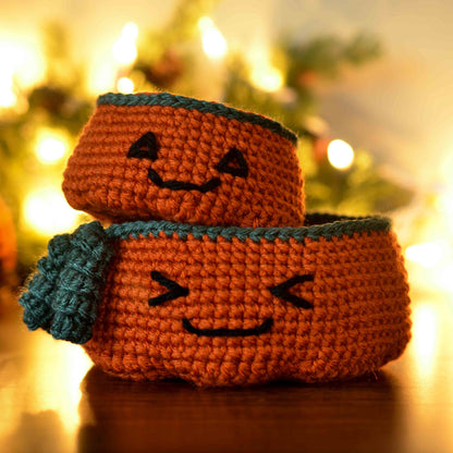 Crochet patterns for making two sizes of Halloween-themed pumpkin bowl. 